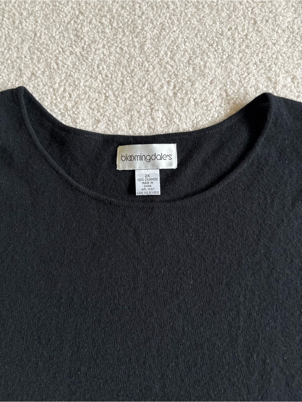 Bloomingdale's 100% Cashmere Crewneck Sweater - 2x Black — image 4 of 8